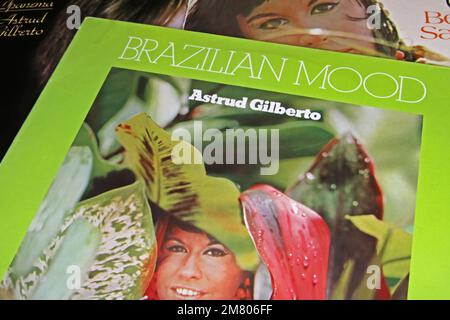 Viersen, Deutschland - November 9. 2022: Nahaufnahme des isolierten Vinylalbums brasilianische Stimmung der Sängerin Astrud Gilberto Stockfoto