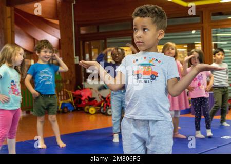 SPORT UND YOGA, INTEGRATION VON KINDERN MIT SCHWIERIGKEITEN IN DEN ÖFFENTLICHEN SCHULEN, ROGER SALENGRO KINDERGARTEN, LOUVIERS, EURE, NORMANDIE, FRANKREICH Stockfoto