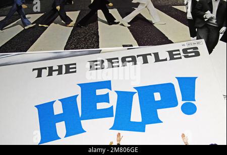 Viersen, Deutschland - November 9. 2022: Nahaufnahme der isolierten Schallplattenalben Help und Abbey Road of the Beatles von 60s Stockfoto