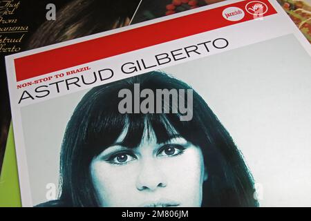 Viersen, Deutschland - November 9. 2022: Nahaufnahme des isolierten Vinylalbums des brasilianischen Sängers Astrud Gilberto Stockfoto