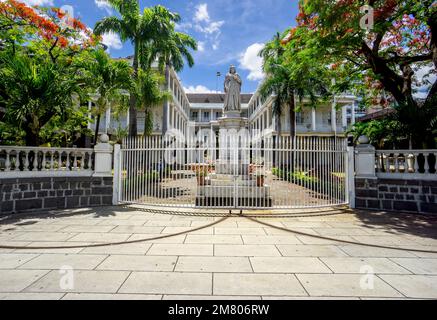 Port Louis, Mauritius, Dezember 2021 - Haupteingang des Regierungsgebäudes mit der Statue von Königin Victoria, Überreste der kolonialen Vergangenheit des Landes Stockfoto