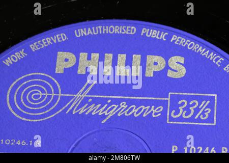 Viersen, Deutschland - November 9. 2022: Nahaufnahme der isolierten Schallplatte mit Beschriftung des Philips Music Labels Stockfoto