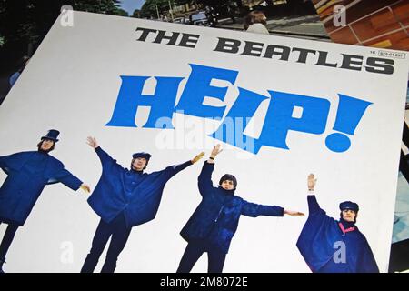 Viersen, Deutschland - November 9. 2022: Nahaufnahme des Titels des isolierten Schallplattenalbums Help of the Beatles Music Band, veröffentlicht 1965 Stockfoto