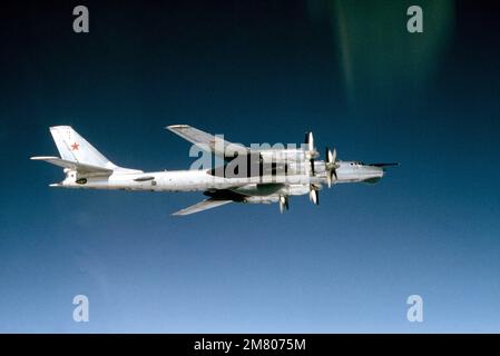 Eine Air-to-Air-Ansicht von rechts auf ein sowjetisches TU-95 Bear-D strategisches Bomberflugzeug. Land: Mittelmeer (MED) Stockfoto