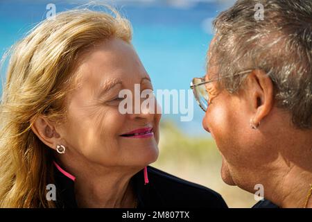 Porträt eines erwachsenen Hetero-Paares, das liebevoll aussieht Stockfoto