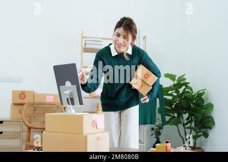 Gründung eines kleinen Unternehmertums für unabhängige asiatische Online-Verkäuferinnen, die Verpackungsprodukte an Kunden versenden, und Lieferkonzept für KMU Stockfoto