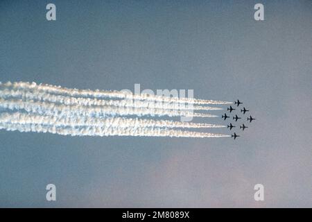 Neun Flugzeuge der Royal Air Force (britisch) BAE Hawk, die dem Royal Air Force Red Arrows Flugdemonstrationsteam zugeteilt sind, werden während der Open House Air Show in Formation geflogen. Basis: Luftwaffenstützpunkt Andrews Bundesstaat: Maryland (MD) Land: Vereinigte Staaten von Amerika (USA) Stockfoto