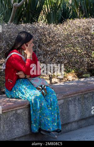 Mexikanische Huichol Perlenhalsketten mit Chaquira-Blüten auf dem Markt handgemachtes Kunsthandwerk sehr mühsam Stockfoto