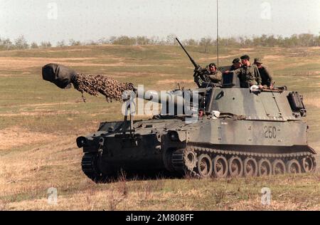 Ein selbstfahrender Haubitzer der kanadischen Armee M-109A1 155mm fährt los, nachdem er während der kombinierten US/kanadischen NATO-Übung Rendezvous /83 eine Feuermission abgeschlossen hat. Betreff Operation/Serie: TREFFPUNKT '83 Basis: Camp Wainwright Bundesstaat: Alberta (ab) Land: Kanada (CAN) Stockfoto