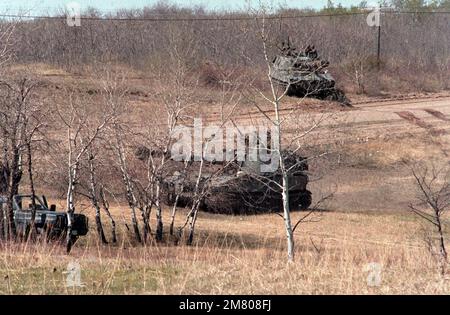 Ein Paar selbstfahrende Haubitzen der kanadischen Armee M-109A1 mit 155 mm Antrieb gehen während des gemeinsamen TREFFENS der USA und der kanadischen NATO '83 in Schussstellung. Betreff Operation/Serie: TREFFPUNKT '83 Basis: Camp Wainwright Bundesstaat: Alberta (ab) Land: Kanada (CAN) Stockfoto
