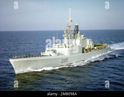 Ein Hafenbogenblick auf die Canadian St. Laurent-Klasse-Fregatte HMCS FRASER (233) während der Übung Ferne Drum.. Betrifft Betrieb/Serie: FERNTROMMELLAND: Mittelmeer (MED) Stockfoto