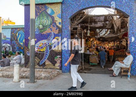 EINTRITT ZUM MOSAIKÜBERDACHTEN SOUK, EL DAHAR MARKT, BELIEBTES VIERTEL IN DER ALTSTADT, HURGHADA, ÄGYPTEN, AFRIKA Stockfoto