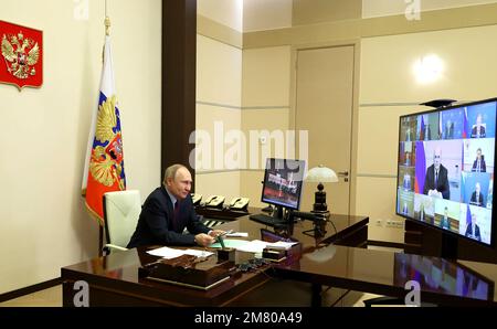 Moskau, Russische Föderation. 11. Januar 2023. Der russische Präsident Wladimir Putin leitet eine Kabinettssitzung per Videokonferenz in Moskau, Russland, Mittwoch, Januar. 11, 2023. Foto: Kremlin Pool/UPI Credit: UPI/Alamy Live News Stockfoto