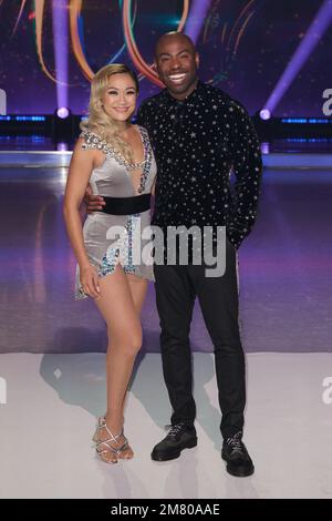 Hemel Hempstead, Vereinigtes Königreich 11. Januar 2023. Tippy Packard und Darren Harriott wurden bei einem Fototermin für die neue Serie von „Dancing on Ice“ in den ITV Studios fotografiert. Kredit: Alan D West/EMPICS/Alamy Live News Stockfoto