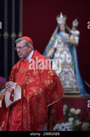 Kardinal George Pell. Papst Franziskus während der heiligen Messe des Pfingstsonntags auf dem Petersplatz im Vatikan. Am 4. Juni 2017 Stockfoto