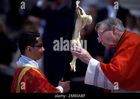 Kardinal George Pell. Papst Franziskus die Zeremonie der Karfreitagsweisheit Passion der Lord Mass im Petersdom im Vatikan.15. April 2017 Stockfoto