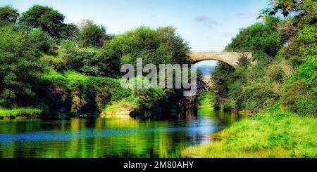 Sommerreflexionen in der Brora Stockfoto