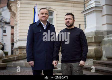 Lemberg, Ukraine. 11. Januar 2023. Der ukrainische Präsident Wolodymyr Zelenskyy, rechts, und der polnische Präsident Andrzej Duda präsentieren sich beim zweiten Gipfeltreffen des Lublin-Dreiecks am 11. Januar 2023 in Lemberg, Ukraine. Der polnische Präsident Andrzej Duda kündigte an, dass er 14 Leopard-Hauptkampfpanzer zur Unterstützung der Ukraine entsenden wird. Kredit: Ukrainischer Ratsvorsitz/Ukrainischer Ratsvorsitz/Alamy Live News Stockfoto