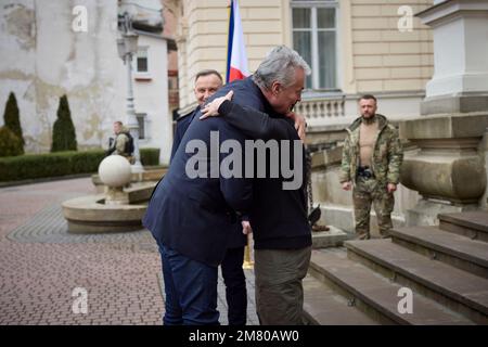 Lemberg, Ukraine. 11. Januar 2023. Der ukrainische Präsident Wolodymyr Zelenskyy, rechts, begrüßt den litauischen Präsidenten Gitanas Nauseda, links, wie der polnische Präsident Andrzej Duda, Mitte, während der Ankunftszeremonien für den zweiten Gipfel des Lublin-Dreiecks am 11. Januar 2023 in Lemv, Ukraine, schaut. Der polnische Präsident Andrzej Duda kündigte an, dass er 14 Leopard-Hauptkampfpanzer zur Unterstützung der Ukraine entsenden wird. Kredit: Ukrainischer Ratsvorsitz/Ukrainischer Ratsvorsitz/Alamy Live News Stockfoto