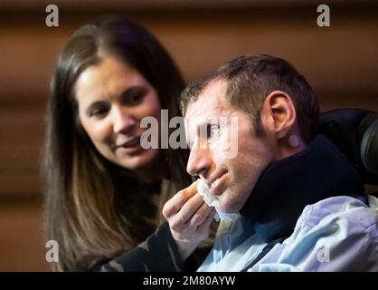 Rob Burrow mit seiner Frau Lindsey Burrow vor Mr. Burrow erhielt die Freiheit der Stadt Leeds in Leeds Civic Hall in Anerkennung seiner Wahlkampfarbeit und Spendenaktionen für alle, die von der Erkrankung der Motoneurone betroffen sind. Bilddatum: Mittwoch, 11. Januar 2023. Stockfoto