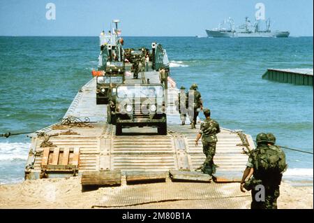 Ein Blick auf Marines, die von einem Landungsschiff (LCU) in Jeeps an Land kommen. Die Marines nehmen als Mitglieder einer multinationalen Friedenstruppe Teil. Basis: Beirut Land: Libanon (LBN) Stockfoto