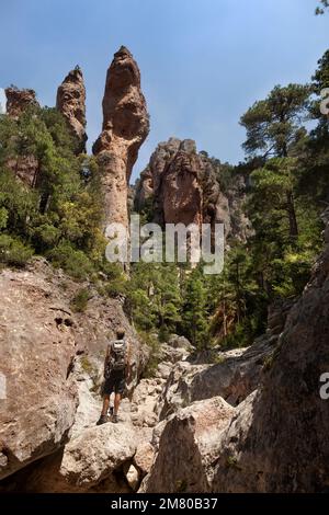 Regatxol, Spanien - 07. juni 2016: Ein reifer weißer Wanderer mit seinem Rucksack am Ende der Schlucht, der die kunstvolle Landschaft am Hafen von Beceit bewundert Stockfoto