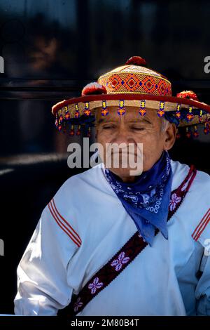 Mexikanische Huichol Perlenhalsketten mit Chaquira-Blüten auf dem Markt handgemachtes Kunsthandwerk sehr mühsam Stockfoto