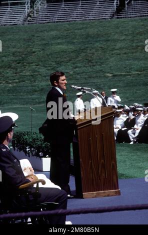 Der Marineminister John F. Lehman Jr. spricht vor dem 1983. Schulabschluss in den USA Marineakademie. Basis: Annapolis Bundesstaat: Maryland (MD) Land: Vereinigte Staaten von Amerika (USA) Stockfoto