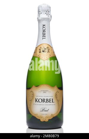 IRVINE, KALIFORNIEN - 30. DEZEMBER 2022: Eine Flasche Korbel Brut California Champagner. Stockfoto