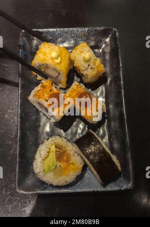 Verschiedene Sushi-Speisen auf dem Teller Stockfoto