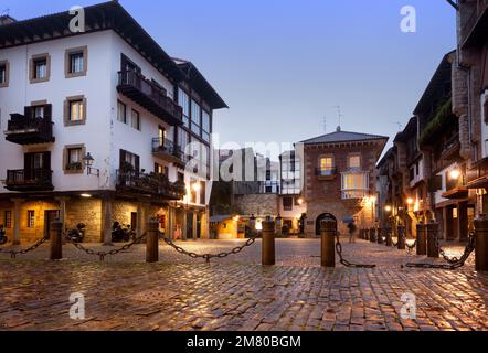 Hondarribia-The Basque Country, 20. Dezember 2014: Sonnenuntergang im Dorf und nach Regen reflektiert das Licht auf den Kopfsteinpflaster Stockfoto