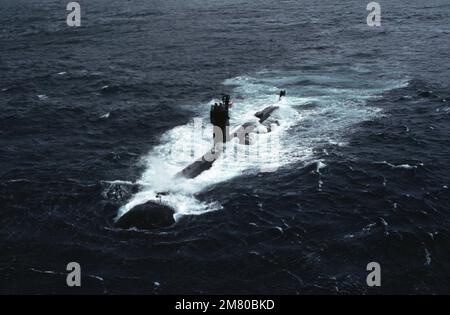 Ein Lufthafen mit Blick auf das U-Boot USS DELFIN (AGSS 555), das vor der Küste Südkaliforniens unterwegs ist. Land: Pazifik (POC) Stockfoto