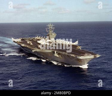 Ein Luftbordbogenblick des nuklearbetriebenen Flugzeugträgers USS CARL VINSON (CVN 70) im Gange. Land: Indischer Ozean (IOC) Stockfoto