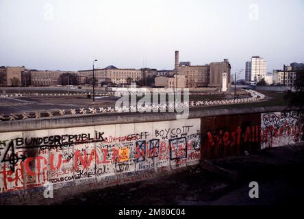 Ein Blick auf die "Mauer", die das vom Kommunisten kontrollierte Ostdeutschland von Westdeutschland trennt. Basis: Westberlin Land: Deutschland / Deutschland (DEU) Stockfoto