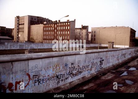 Ein Blick auf die "Mauer", die das vom Kommunisten kontrollierte Ostdeutschland von Westdeutschland trennt. Graffiti markiert die West-Berlin-Seite, während die East Side makellos bleibt. Basis: Westberlin Land: Deutschland / Deutschland (DEU) Stockfoto