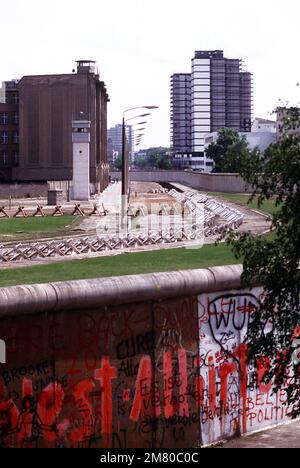 Ein Blick auf die "Mauer", die das vom Kommunisten kontrollierte Ostdeutschland von Westdeutschland trennt. Basis: Westberlin Land: Deutschland / Deutschland (DEU) Stockfoto