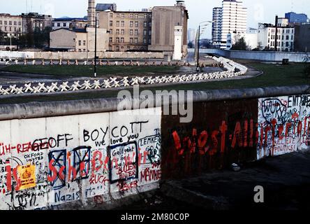 Ein Blick auf die "Mauer", die das vom Kommunisten kontrollierte Ostdeutschland von Westdeutschland trennt. Graffiti markiert die West-Berlin-Seite, während die East Side makellos bleibt. Basis: Westberlin Land: Deutschland / Deutschland (DEU) Stockfoto