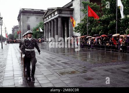 Der Wachwechsel findet am sowjetischen Grab des unbekannten Soldaten statt. Basis: Westberlin Land: Deutschland / Deutschland (DEU) Stockfoto