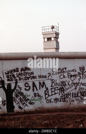 Ein Blick auf die "Mauer", die das vom Kommunisten kontrollierte Ostdeutschland von Westdeutschland trennt. Graffiti markiert die West-Berlin-Seite, während die East Side makellos bleibt. Basis: Westberlin Land: Deutschland / Deutschland (DEU) Stockfoto