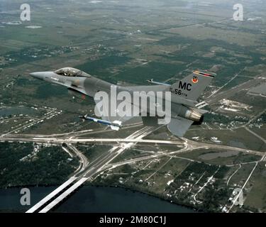 Eine Air-to-Air, linke Rückansicht einer F-16, die Falcon über der MacDill Air Force Base, Florida, bekämpft. Land: Unbekannt Stockfoto