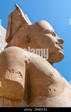 STATUE VON HAMUN-RA, BEZIRK VON AMUN-RE, GOTT VON THEBEN, HAUPTGÖTTIN IM ÄGYPTISCHEN PANTHEON, TEMPEL VON KARNAK, ANTIKE ÄGYPTISCHE STÄTTE AUS DER 13TH DYNASTIE, UNESCO-WELTKULTURERBE, LUXOR, ÄGYPTEN, AFRIKA Stockfoto