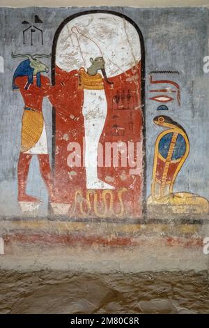 OSIRIS MIT ANUBIS (GRABGOTT MIT DEM KOPF EINES WILDEN HUNDES) UND HORUS (GOTT MIT DEM KOPF EINES FALKEN), BAS-RELIEF UND FRESKEN IN LEUCHTENDEN FARBEN, GRAB VON RAMSES I, TAL DER KÖNIGE, LUXOR, ÄGYPTEN, AFRIKA Stockfoto