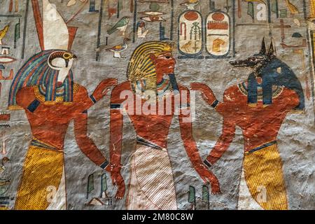 RAMSES FLANKIERT VON ANUBIS (GRABGOTT MIT DEM KOPF EINES WILDEN HUNDES) UND HORUS (GOTT MIT DEM KOPF EINES FALKEN), GRAB VON RAMSES I., TAL DER KÖNIGE, LUXOR, ÄGYPTEN, AFRIKA Stockfoto