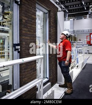 HERENVEEN - Prefab-Komponenten für Häuser werden in einem Werk mit vorgefertigten Gehäusen hergestellt. Bis einschließlich 2030 müssen mehr als 900.000 Häuser gebaut werden. Prefab-Häuser spielen dabei eine wichtige Rolle. ANP RAMON VAN FLYMEN niederlande raus - belgien raus Stockfoto