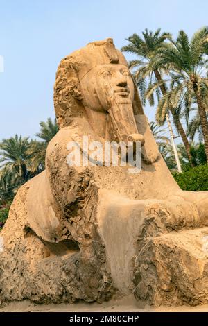 ALABASTER SPHINX VON MEMPHIS, DIE GRÖSSTE BEKANNTE STATUE IN ALABASTER, MIT RAHINA OPEN-AIR MUSEUM, WELTKULTURERBE DER UNESCO, KAIRO, ÄGYPTEN, AFRIKA Stockfoto