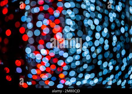 Unscharfe Spuren von Lichtern und Flecken. Hintergrund voller unfokussierter farbiger Lichtquellen. Stockfoto