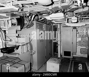 Innenansicht des Geräteraums der Radar-/Identifikationsfreund- oder Foe-System-/Kampfinformationszentrale an Bord der geführten Fregatte CROMMELIN (FFG 37) mit 100 Prozent Vollendung, Blick von Backbord nach Steuerbord. Basis: Seattle Staat: Washington (WA) Land: Vereinigte Staaten von Amerika (USA) Stockfoto