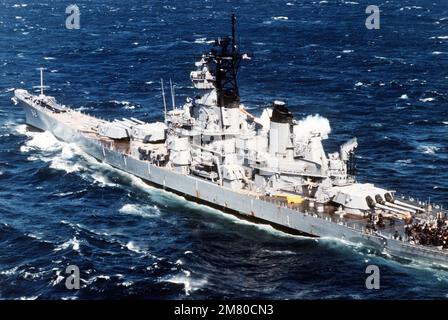 Blick auf das Hafenviertel des im Gange befindlichen Schlachtschiff USS NEW JERSEY (BB-62). Land: Unbekannt Stockfoto