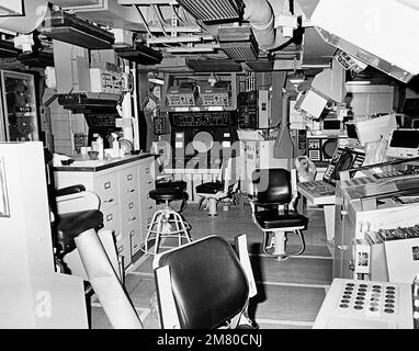 Ein Innenblick auf den Raum der Combat Information Center an Bord der geführten Raketenfregatte CROMMELIN (FFG 37) bei 100 Prozent Vollendung, von Backbord nach Steuerbord. Basis: Seattle Staat: Washington (WA) Land: Vereinigte Staaten von Amerika (USA) Stockfoto