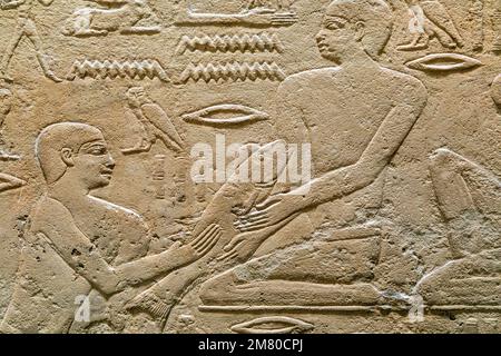 ANGELSZENE, BAS-RELIEF IN DER MASTABA VON KAGEMNI, WESIR WÄHREND DER HERRSCHAFT VON KÖNIG TETI, SAKKARA-NEKROPOLE, REGION MEMPHIS, EHEMALIGE HAUPTSTADT DES ALTEN ÄGYPTEN, KAIRO, ÄGYPTEN, AFRIKA Stockfoto